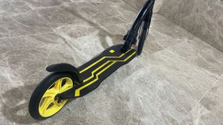 Patinete plegable negro con ruedas grandes