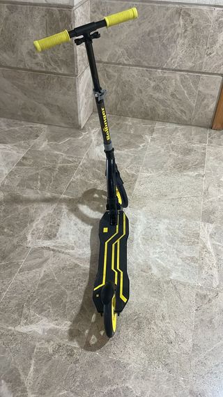 Patinete plegable negro con ruedas grandes