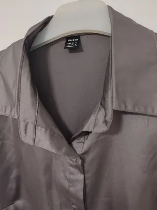 Camisa SHEIN satén plateada