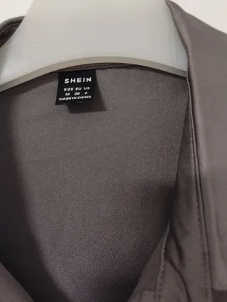 Camisa SHEIN satén plateada