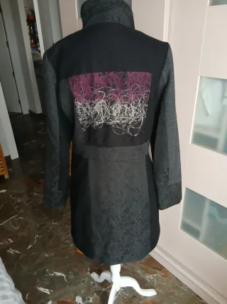 Abrigo fino lana negro y morado