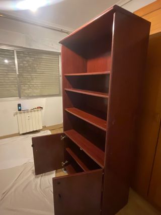 Estantería de madera con puertas