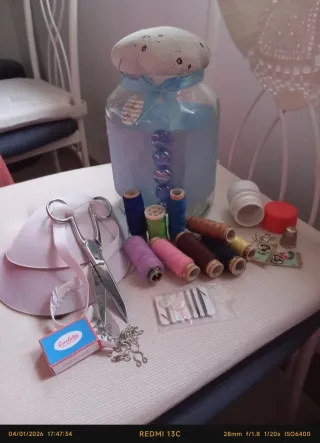 Costurero con hilos . ÚLTIMO  PRECIO