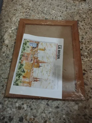 Marco de madera marrón para cuadros