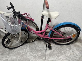 Bicicleta infantil rosa con cesta