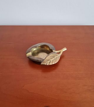 Cenicero pequeño de latón con hoja