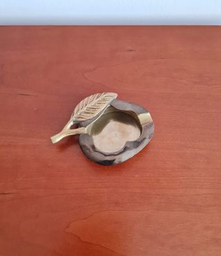 Cenicero pequeño de latón con hoja