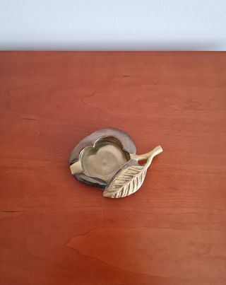 Cenicero pequeño de latón con hoja