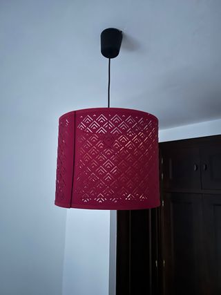 Lámpara de techo roja con diseño
