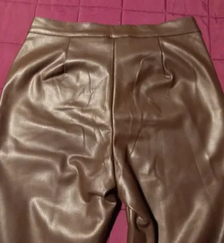Pantalón polipiel marrón Talla 40