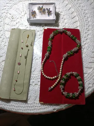 Conjunto de Joyas: Collares y Pendientes