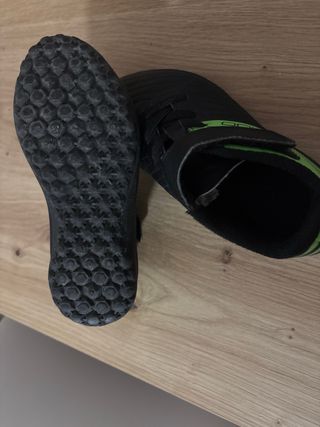 Botas de fútbol multitaco decatlón