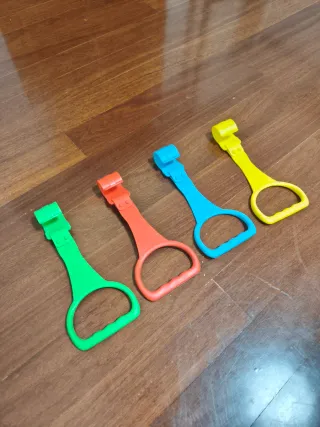 Anillas de agarre para cunas y parques de bebé.