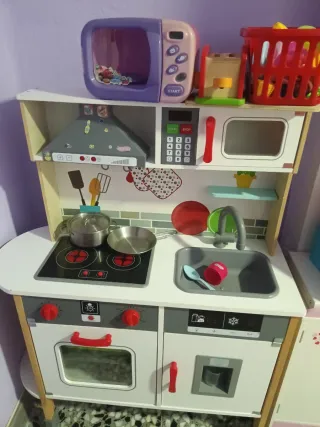 Cocinita de juguete con accesorios