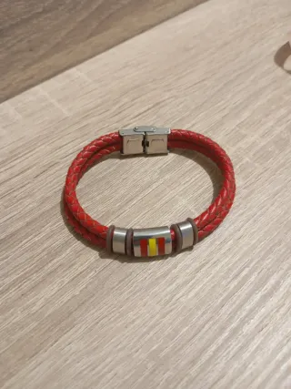 Pulsera de cuero trenzado con detalles plateados
