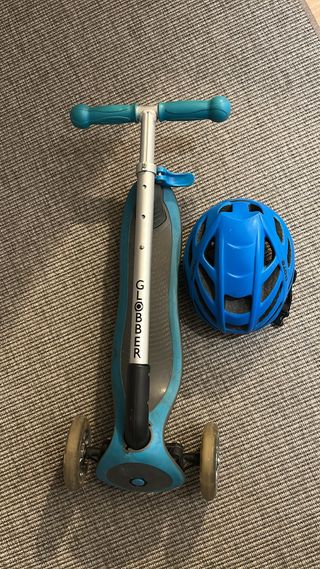 Patinete Globber y Casco Azul