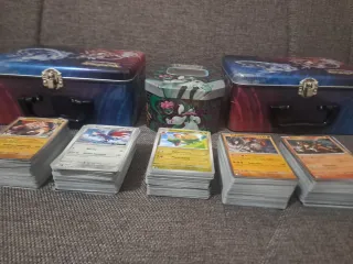 Bauletti Tin Carte Pokémonpou di 500 carte