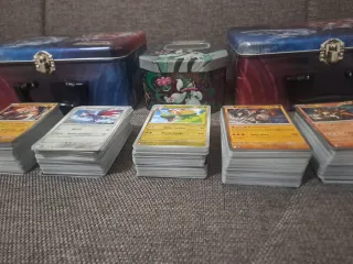 Bauletti Tin Carte Pokémonpou di 500 carte