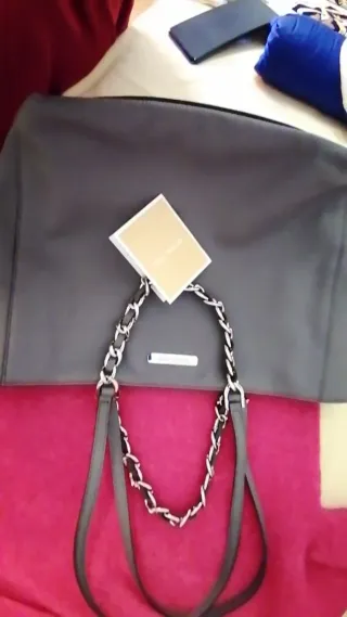 BOLSO GRIS HERMOSO, CON CADENA