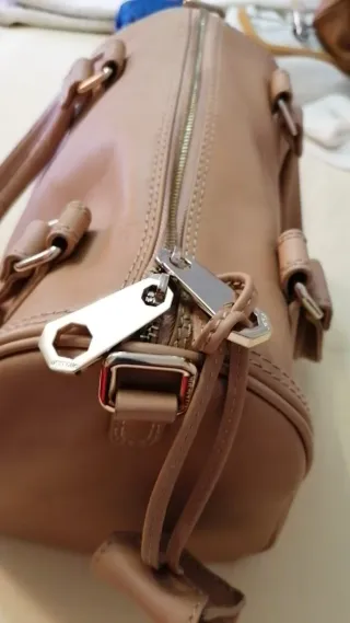 BOLSO GRIS HERMOSO, CON CADENA