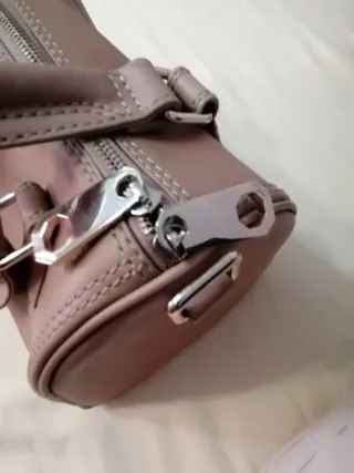 BOLSO GRIS HERMOSO, CON CADENA