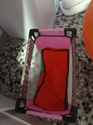 Armario y cuna para muñecas