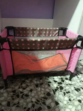 Armario y cuna para muñecas