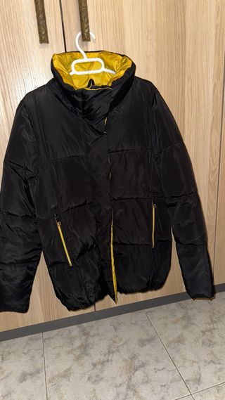 Chaqueta de invierno negra y amarilla
