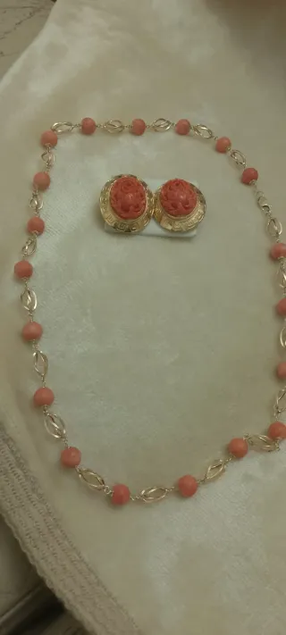 Collar y pendientes de coral y oro