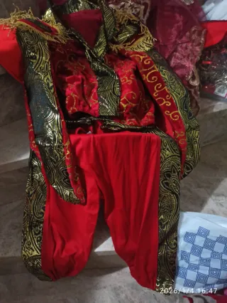 Trajes de fiesta y carnaval dorados y rojosVaruoa