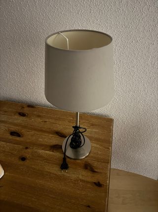 Lámpara de mesa beige y plateada