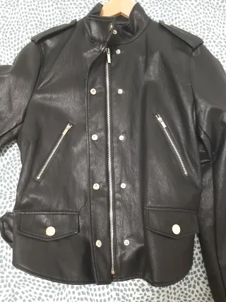 Chaqueta efecto piel Zara negra