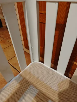 Minicuna blanca con ruedas