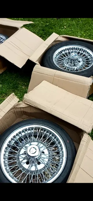 4 Cerchi Raggi 15 Jaguar in ottime condizioni.