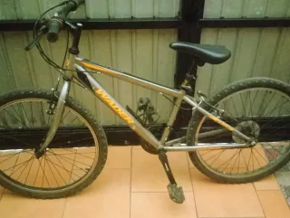 Bicicleta INVADER plateada