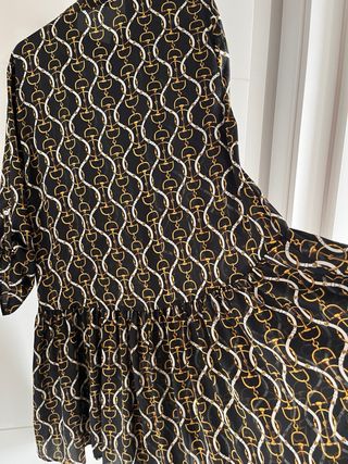 Vestido negro con estampado dorado