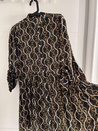 Vestido negro con estampado dorado