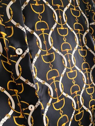 Vestido negro con estampado dorado