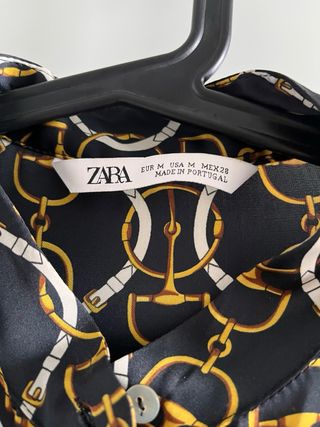 Vestido negro con estampado dorado