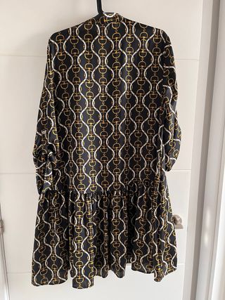 Vestido negro con estampado dorado