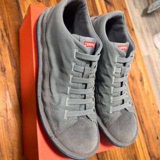 Zapatos Camper Grises con suela azul.