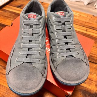 Zapatos Camper Grises con suela azul.