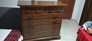 Cómoda de madera marrón