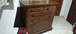 Cómoda de madera marrón