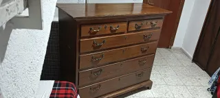 Cómoda de madera marrón