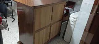 Cómoda de madera marrón