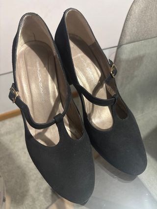 Zapatos Brenda Zaro Negros T-Strap Hebilla