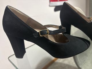 Zapatos Brenda Zaro Negros T-Strap Hebilla