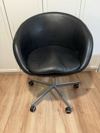 Silla giratoria IKEA Skruvsta negra.