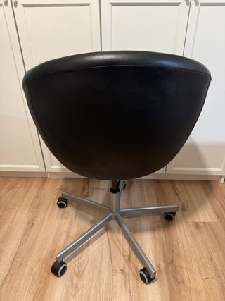 Silla giratoria IKEA Skruvsta negra.